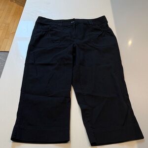 D.F.A. New York Classic Black Women's Capris with Rounded Drop Pockets, Size 10